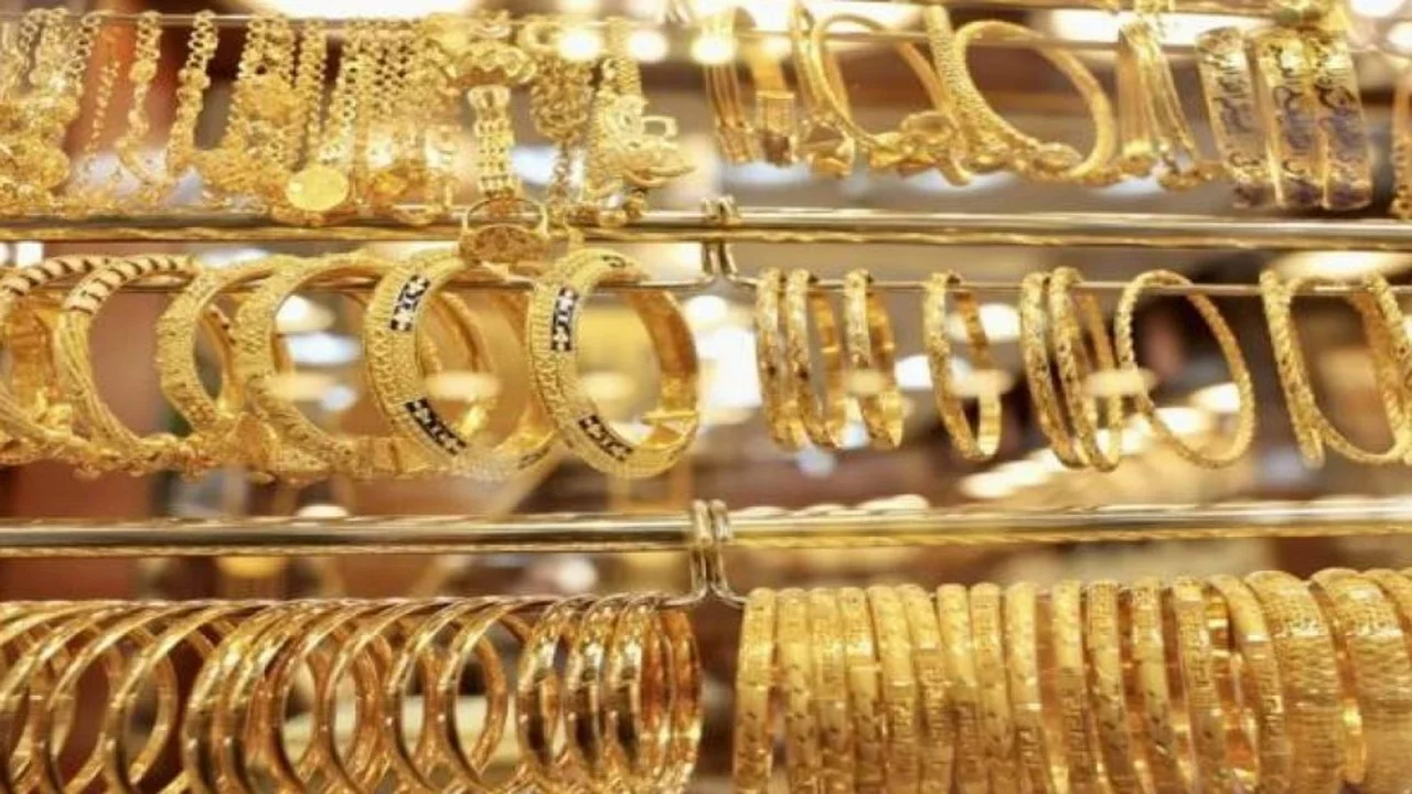 تراجع أسعار الذهب في السعودية وسط تغيرات قيمة الريال يوم الاثنين 6 أبريل